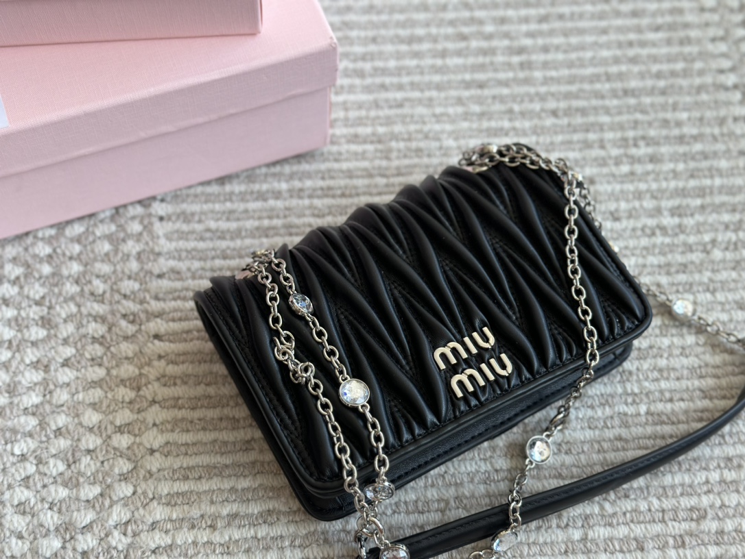 MIU The new color system uses the top imported lambskin grain both inside and outside.