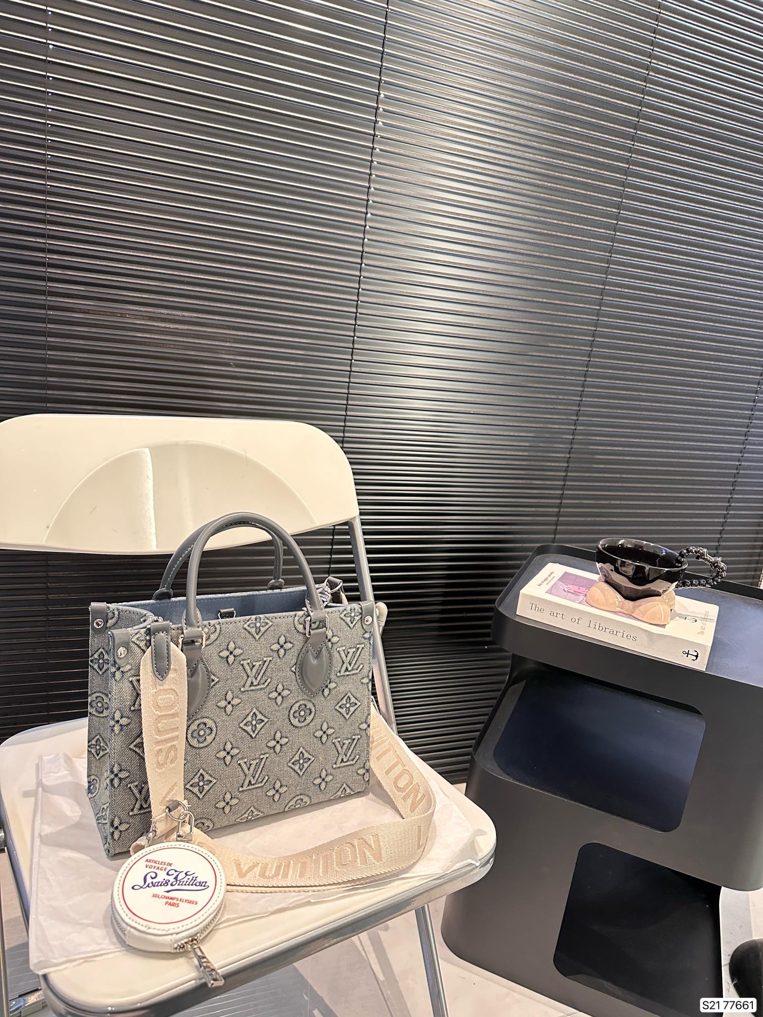 L-V cong Lin jeans tote