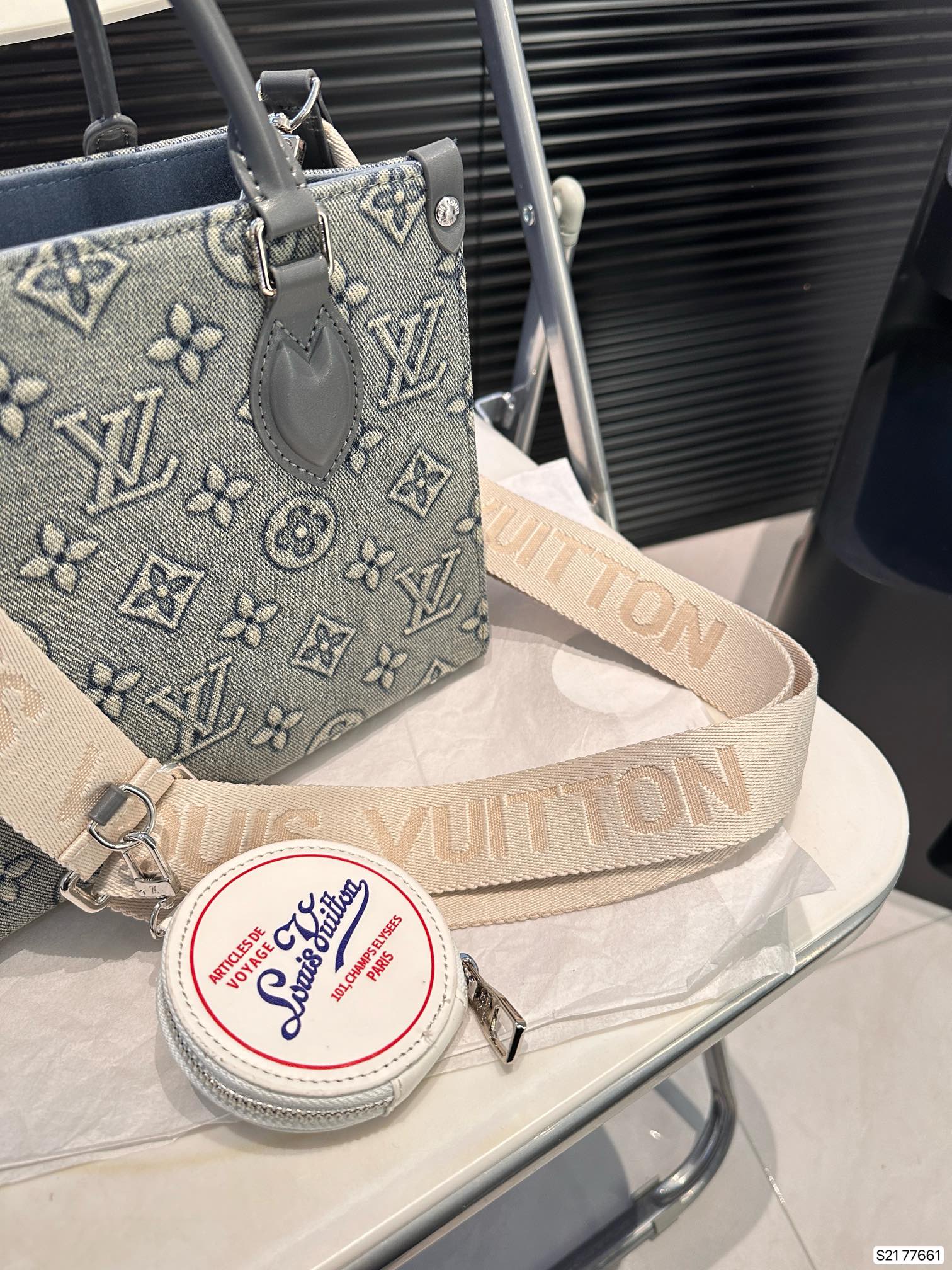 L-V cong Lin jeans tote