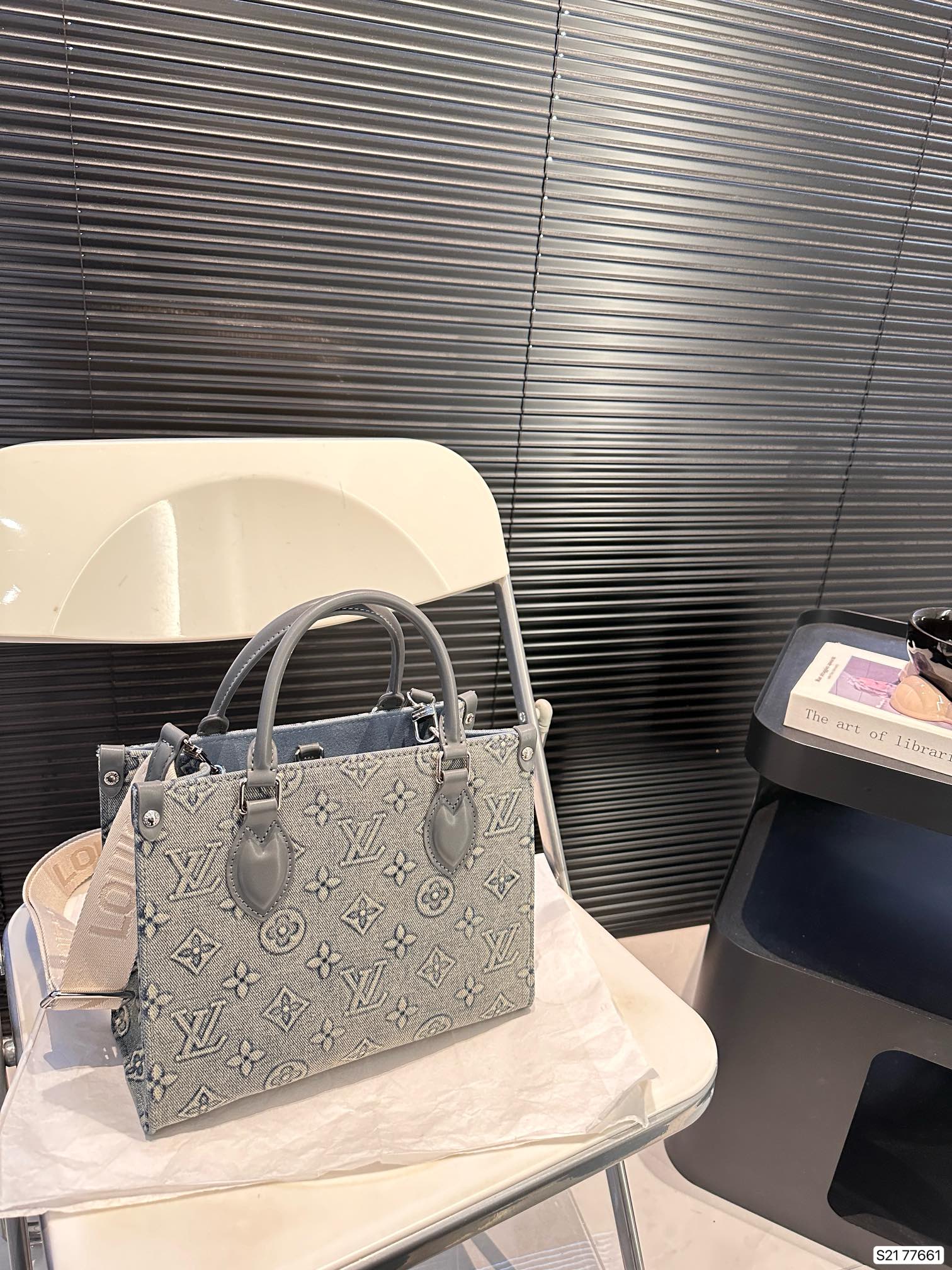 L-V cong Lin jeans tote