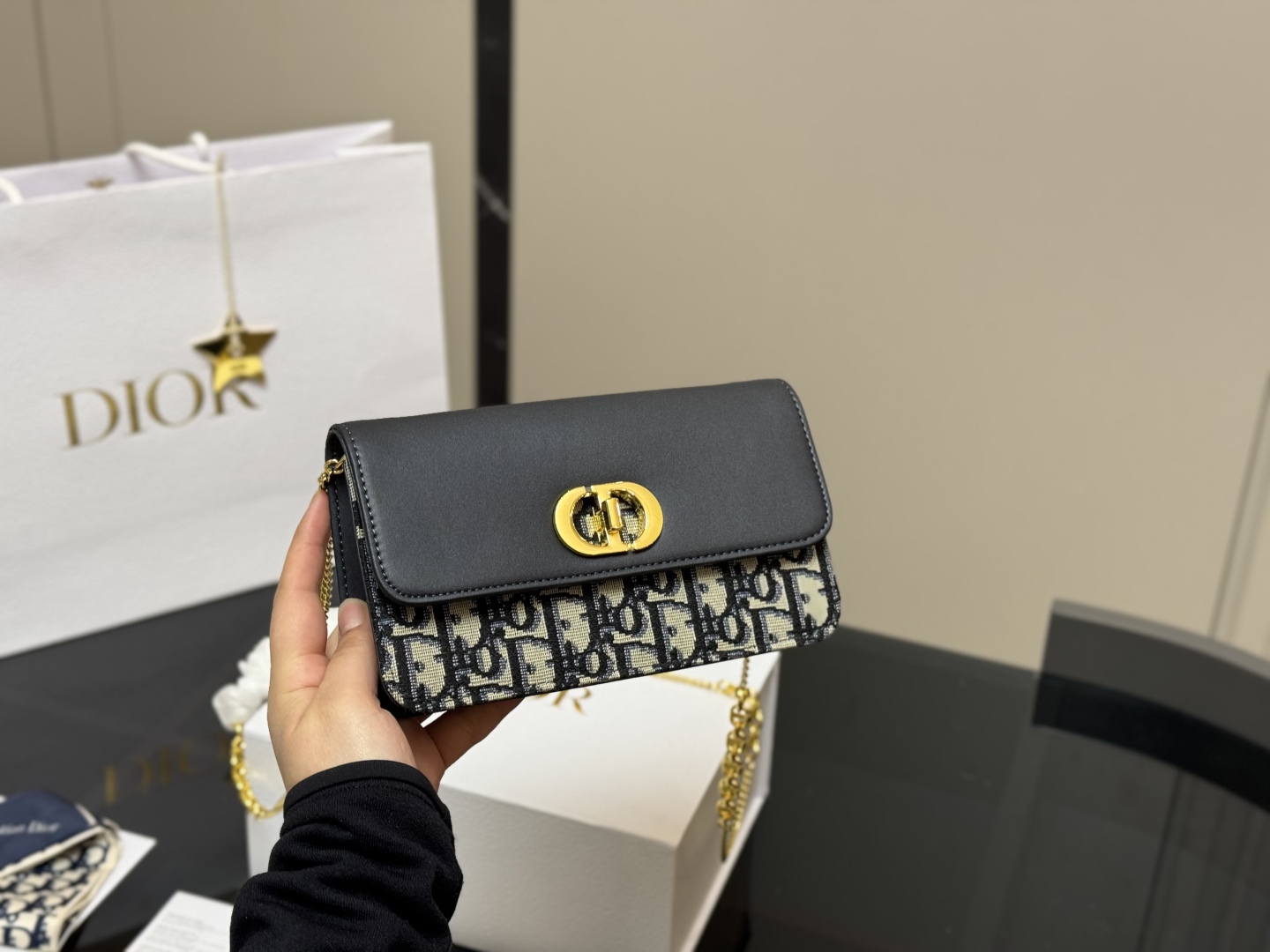 D-R The latest Montaigne chain