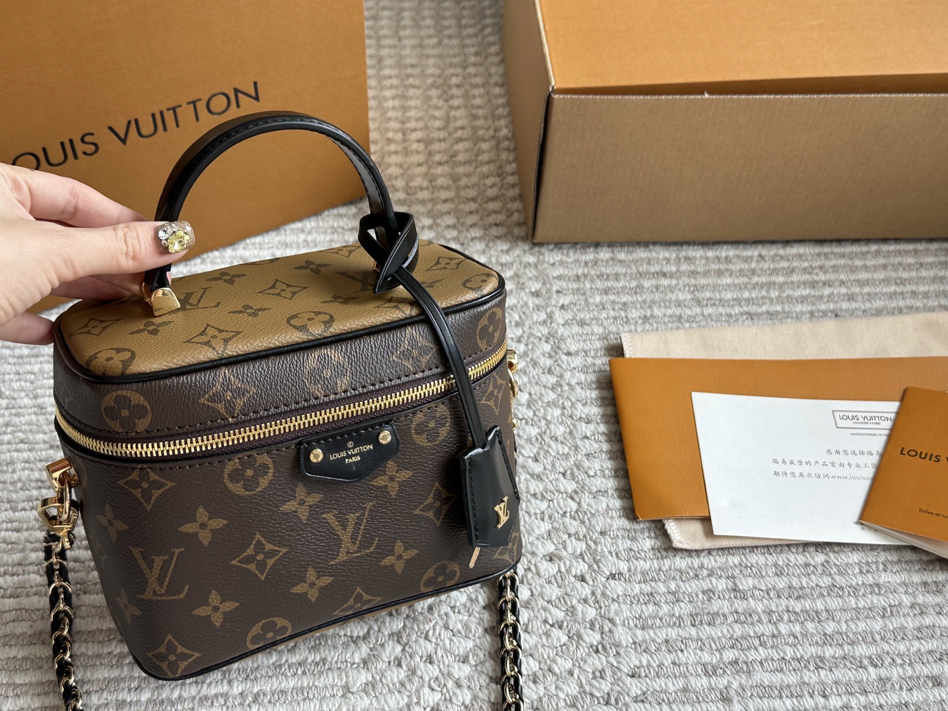 L-V Vanity small box 24ss new Oh