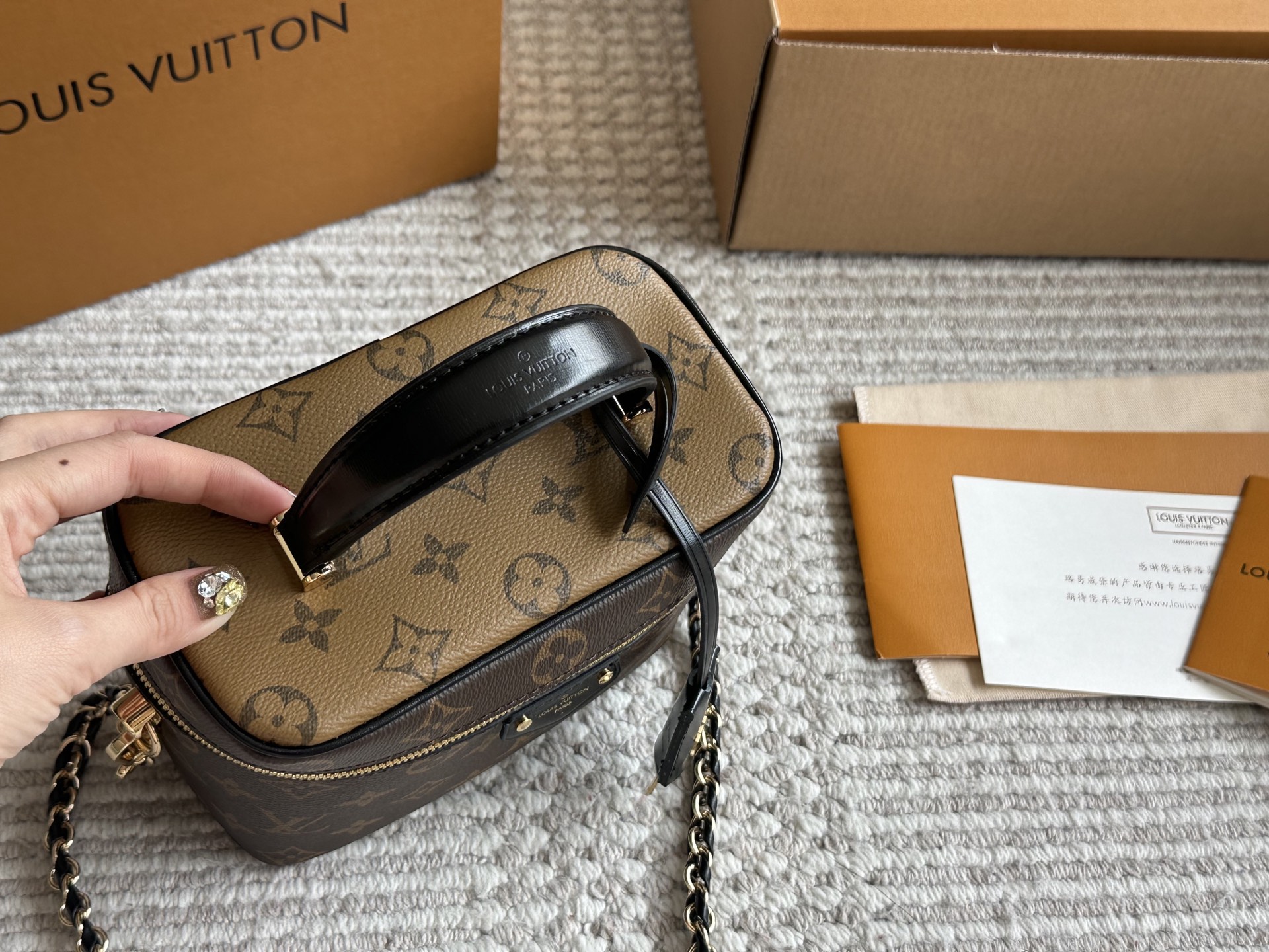 L-V Vanity small box 24ss new Oh