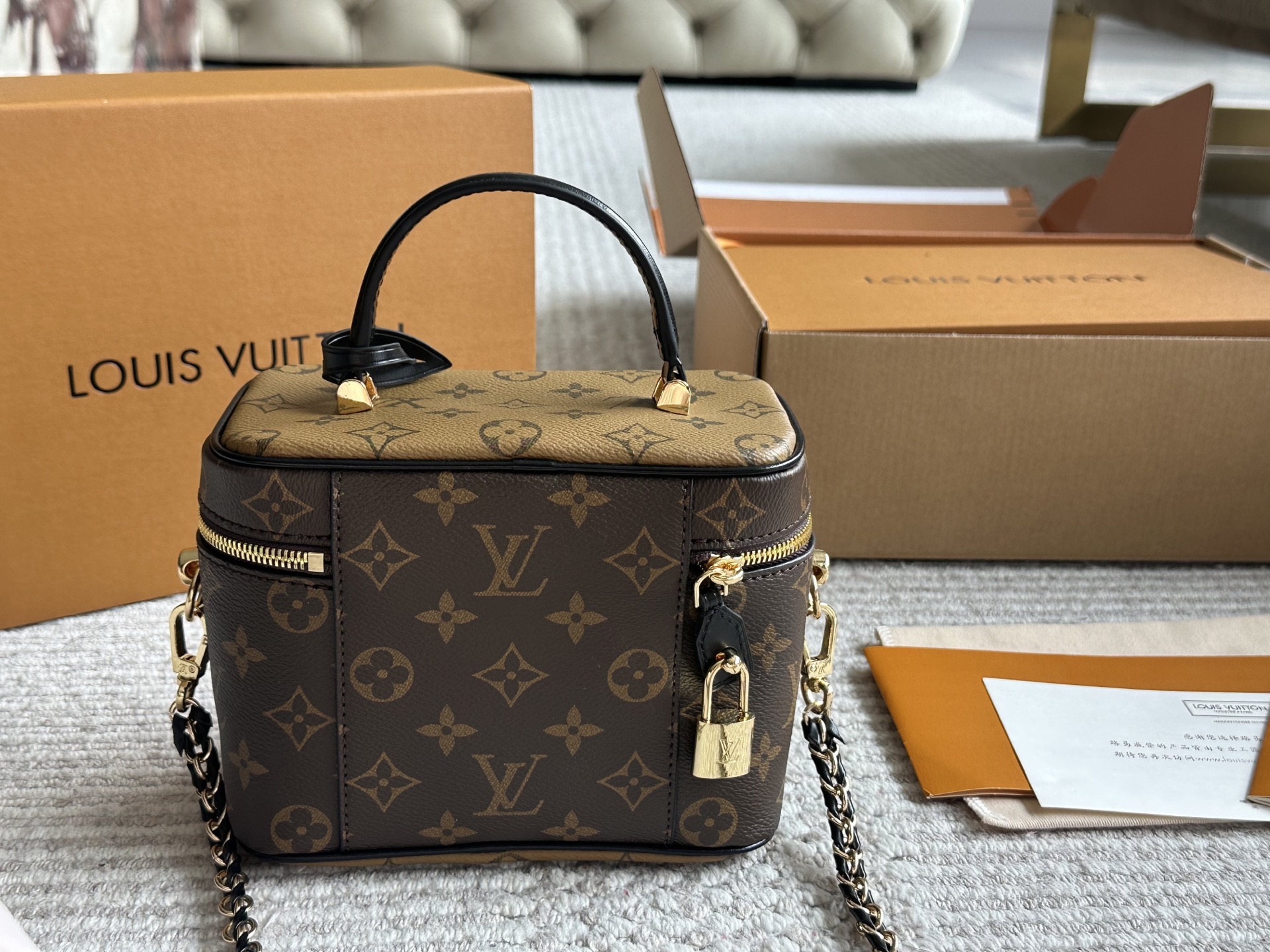 L-V Vanity small box 24ss new Oh