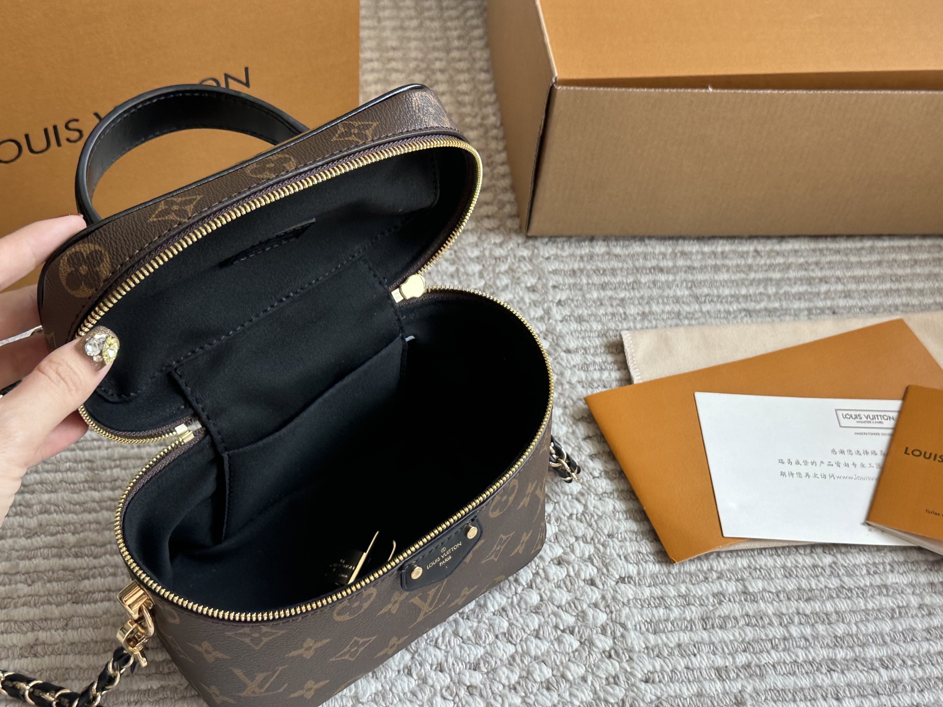 L-V Vanity small box 24ss new Oh