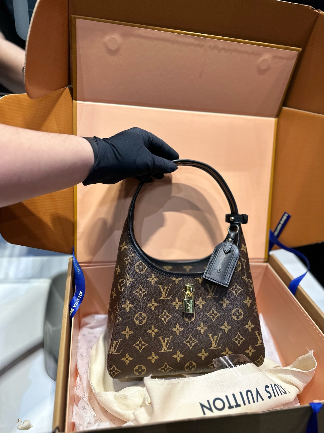 L-V Lock underarm bag