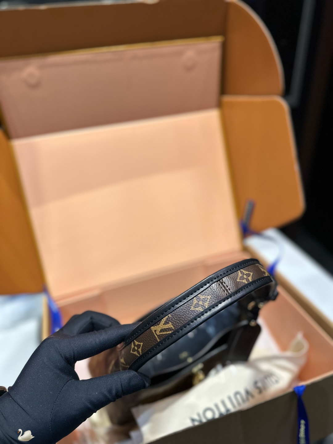 L-V Lock underarm bag