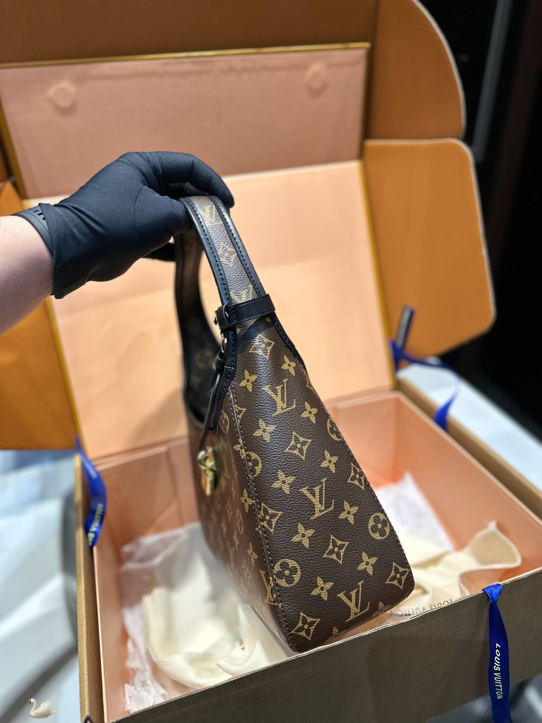 L-V Lock underarm bag