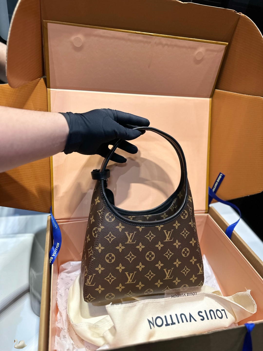 L-V Lock underarm bag