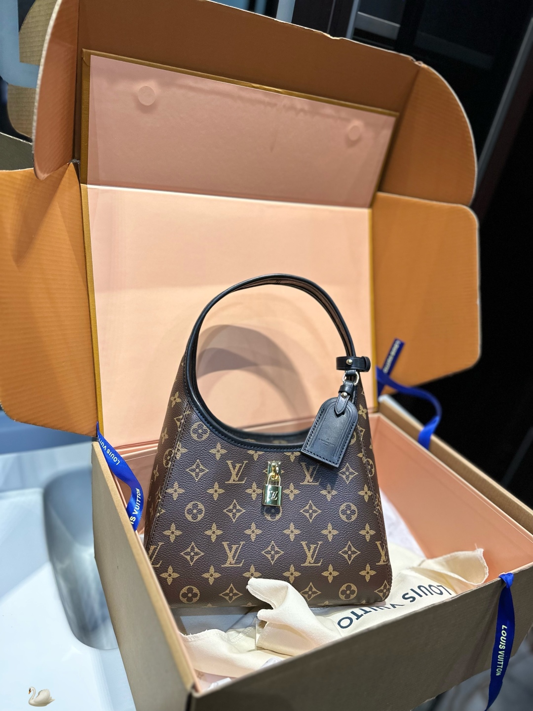 L-V Lock underarm bag