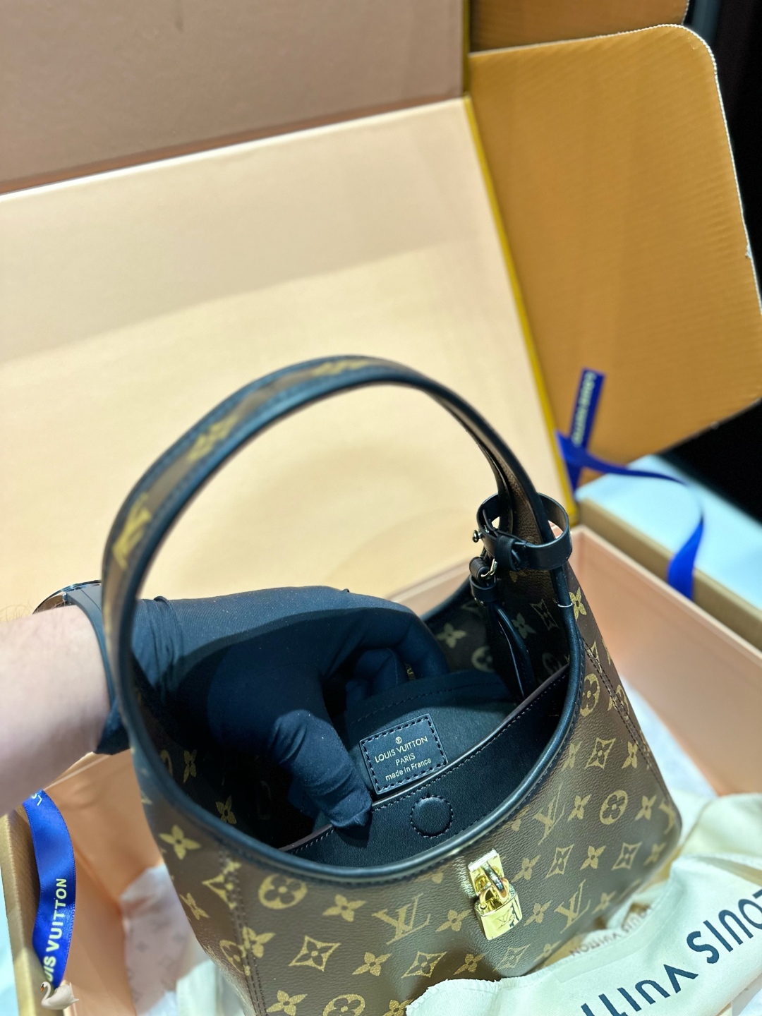 L-V Lock underarm bag