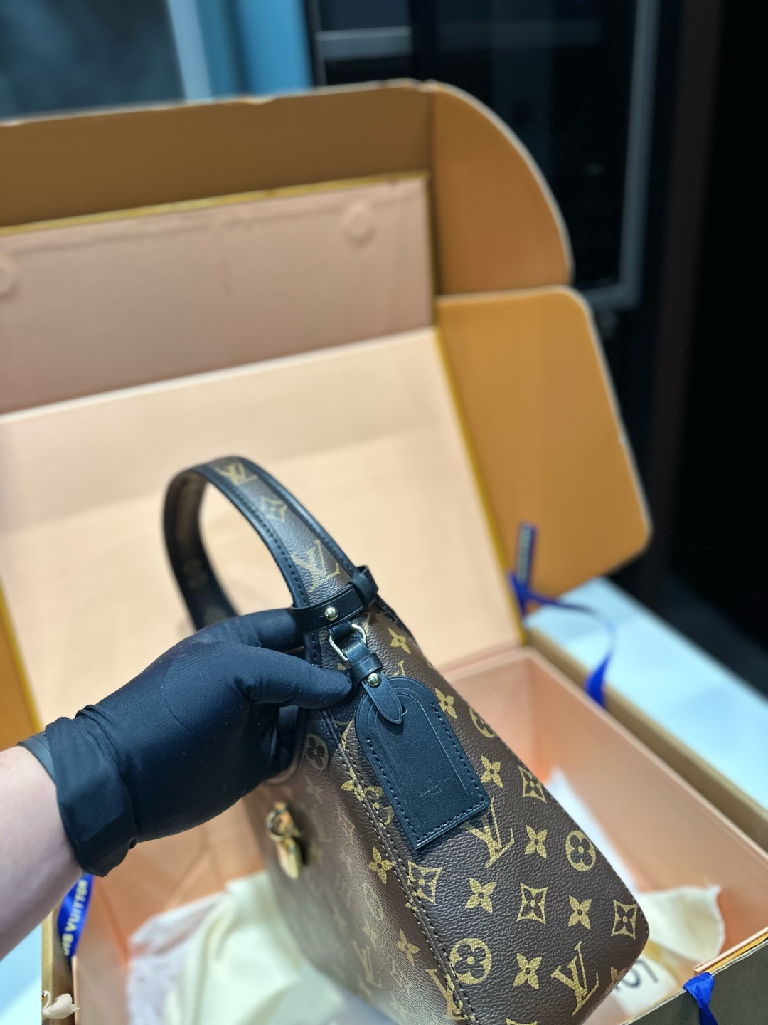 L-V Lock underarm bag