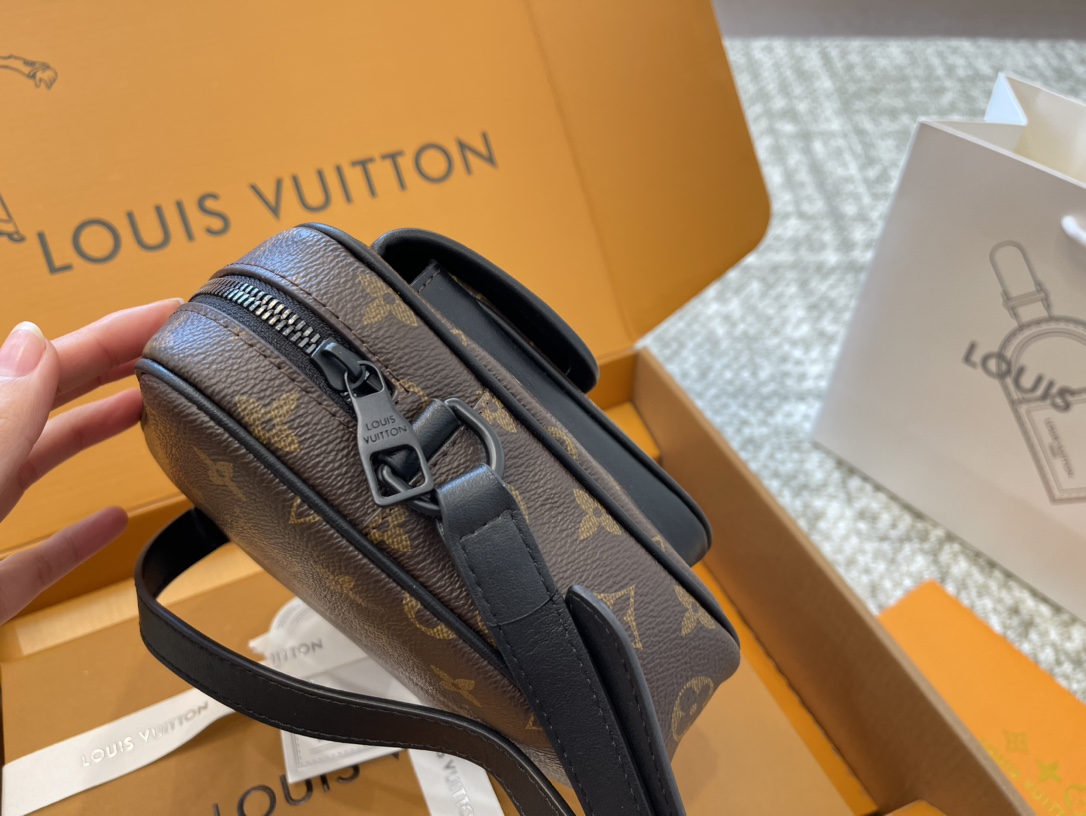 L-V CHRISTOPHER diagonal camera bag