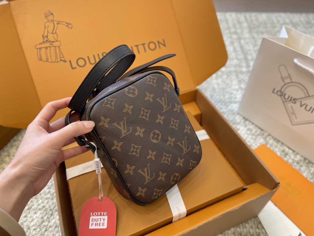 L-V CHRISTOPHER diagonal camera bag