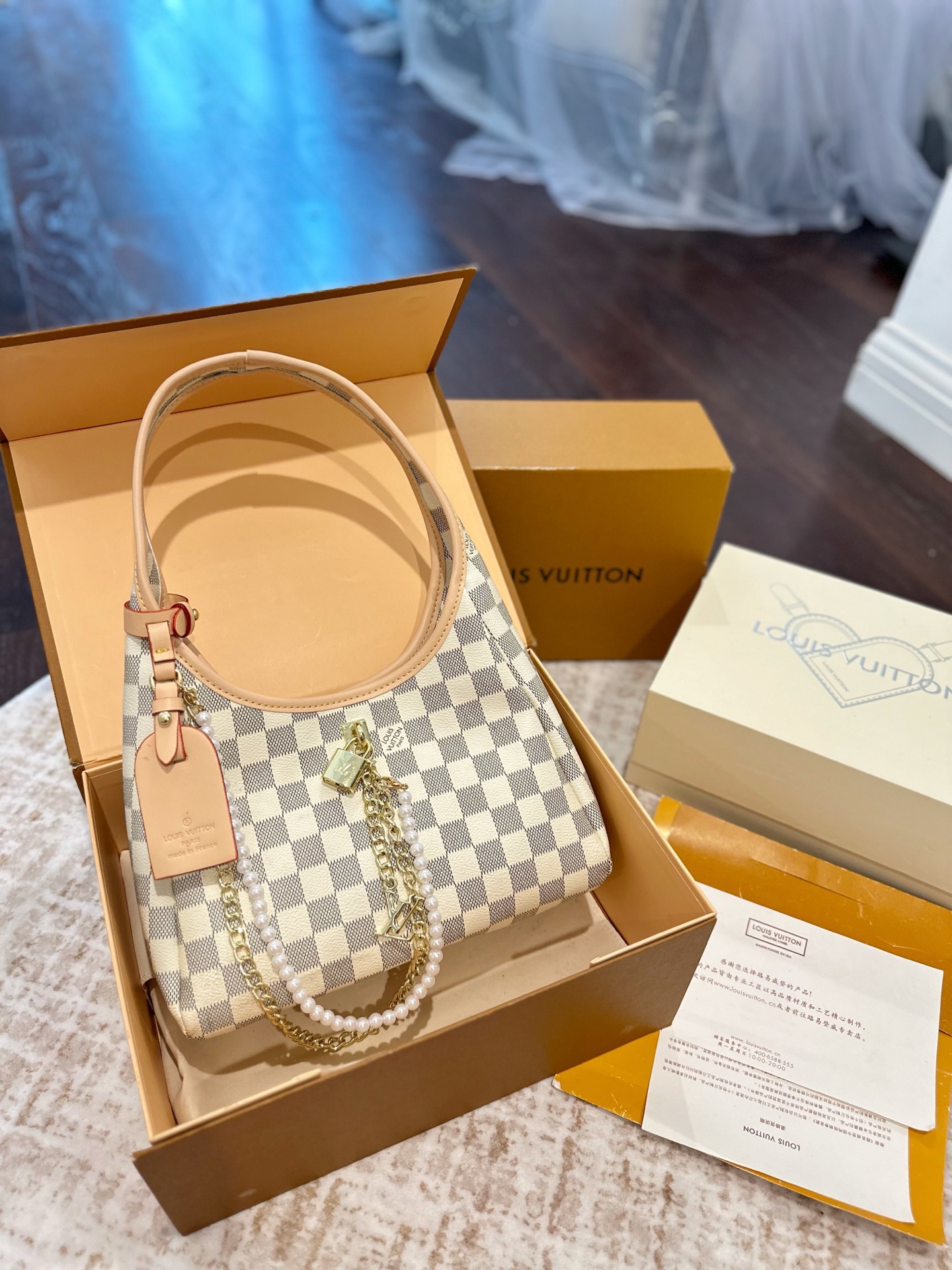 L-V Ladies' new The Drop underarm bag