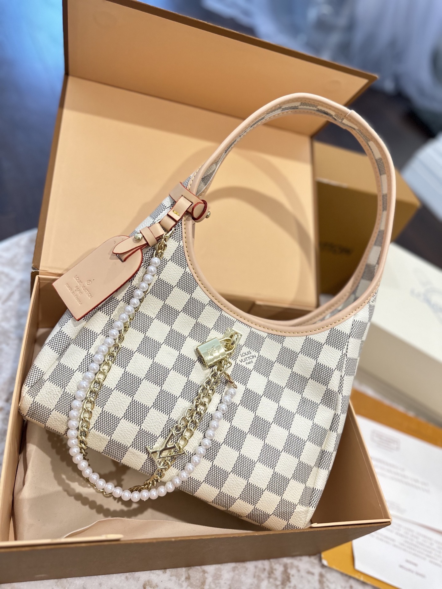 L-V Ladies' new The Drop underarm bag