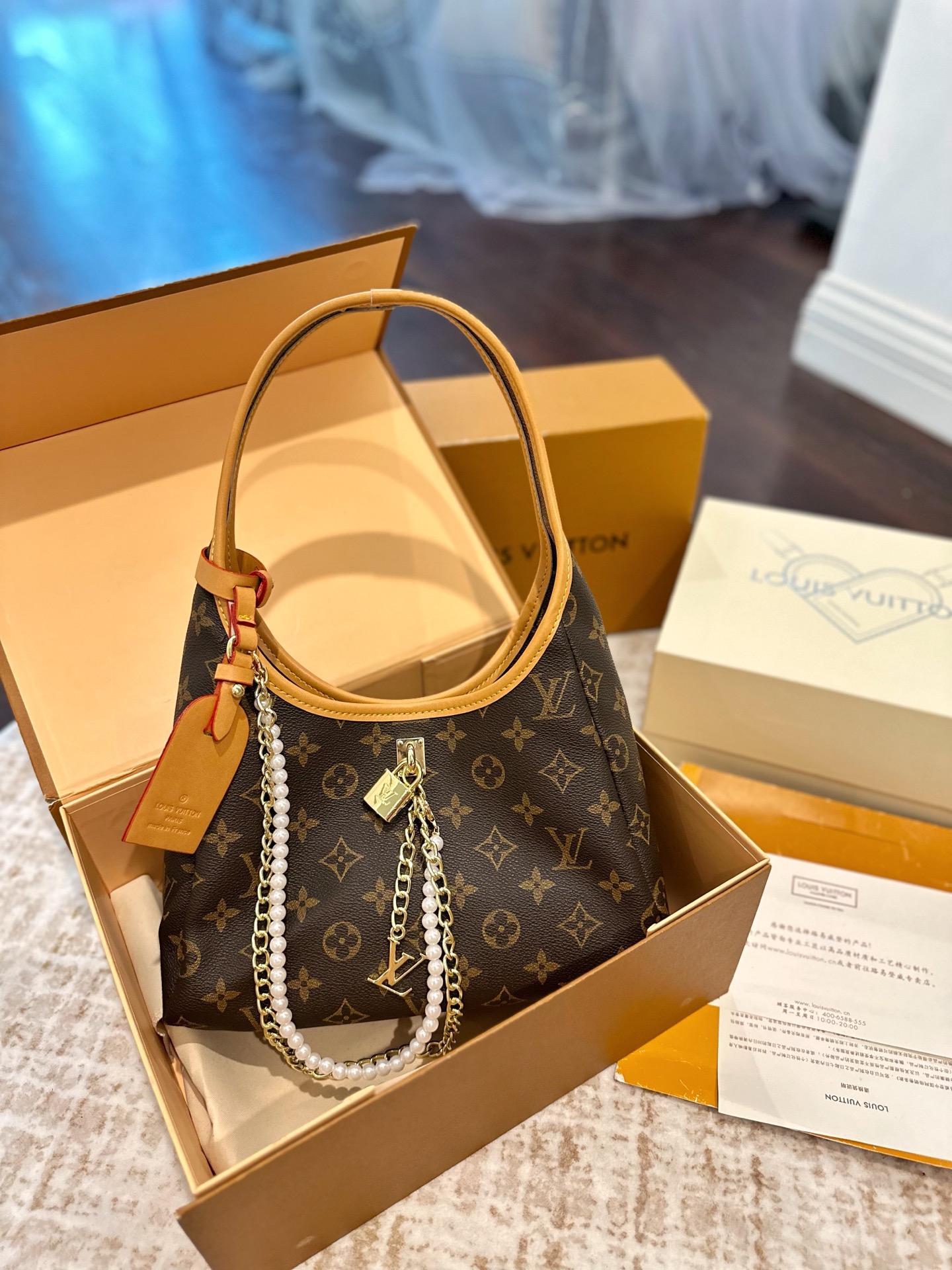 L-V Ladies' new The Drop underarm bag