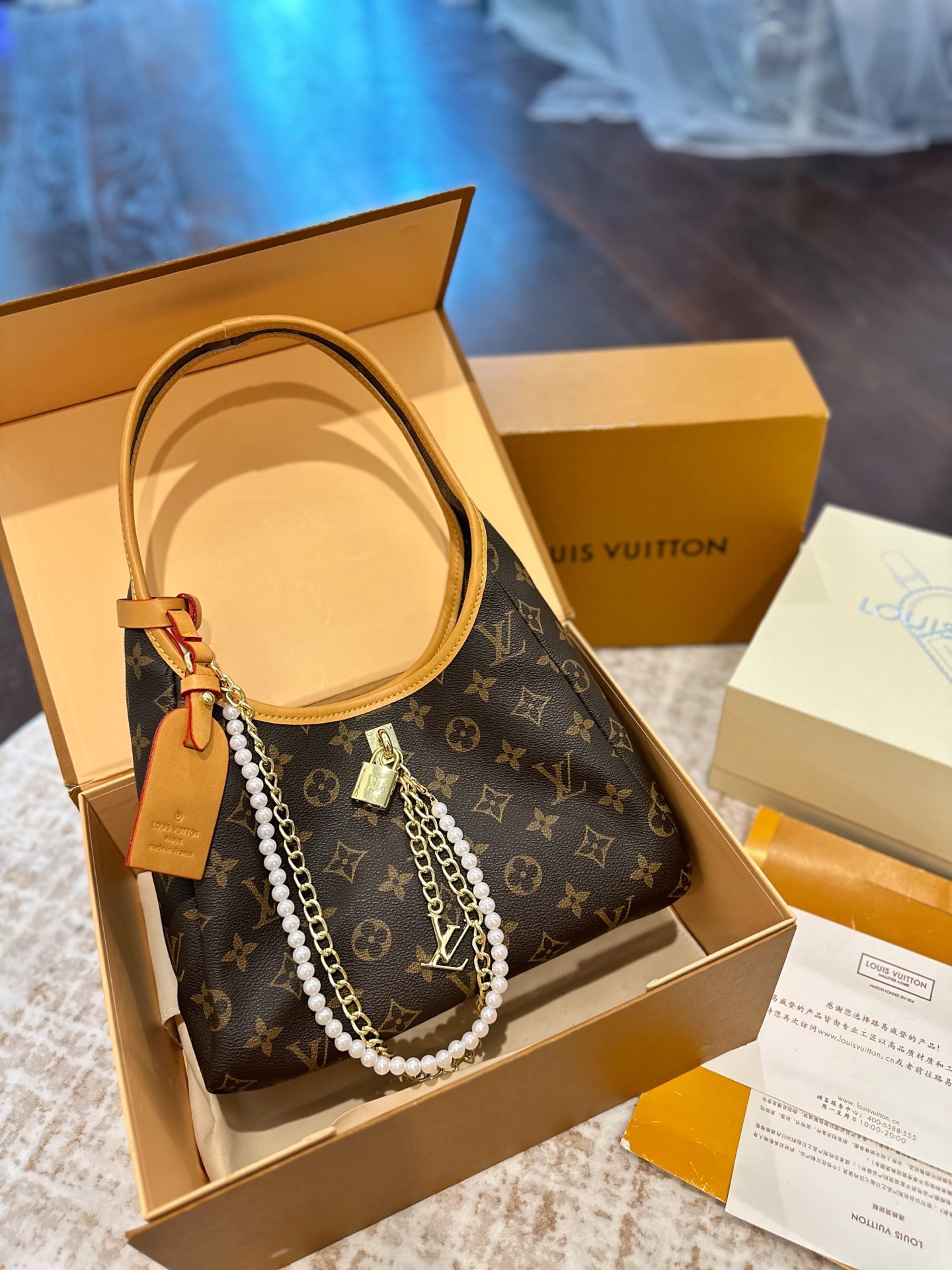 L-V Ladies' new The Drop underarm bag