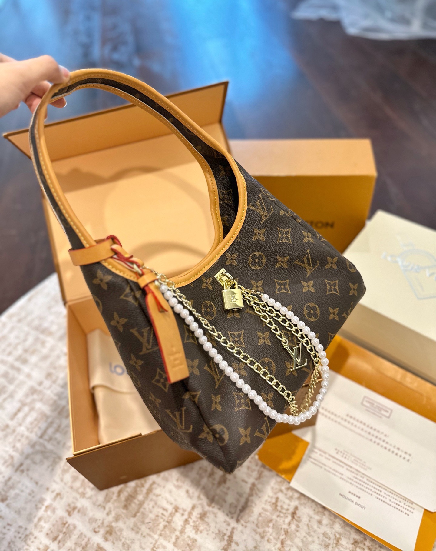 L-V Ladies' new The Drop underarm bag