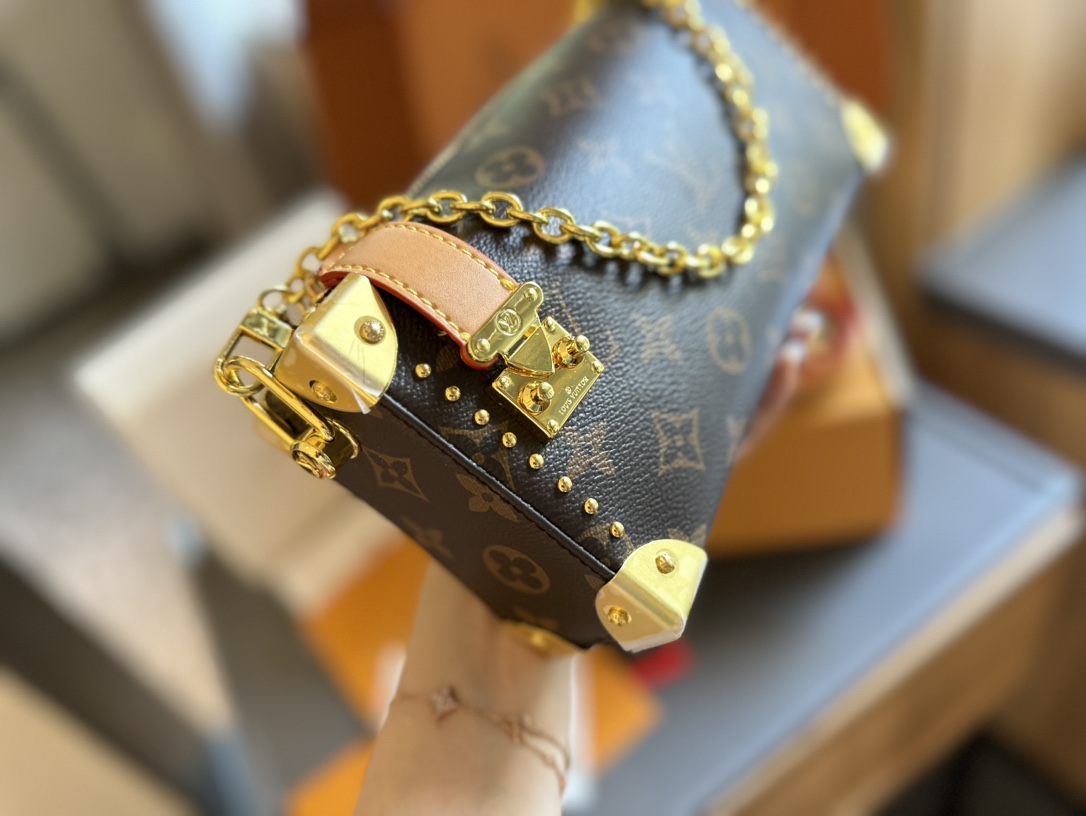 L-V 2026 early spring catwalk horizontal small box