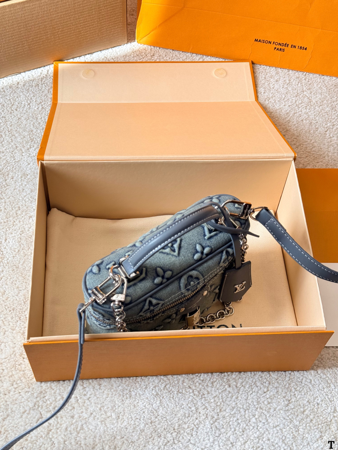 L-V Presbyopic series cosmetic case