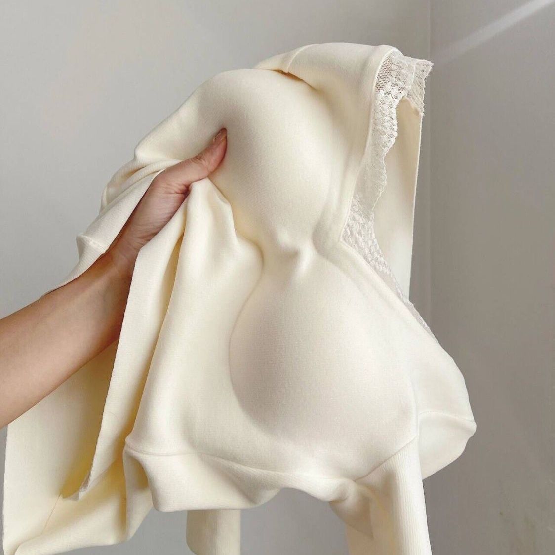 蕾絲邊帶胸墊德絨修身V領長袖打底衫