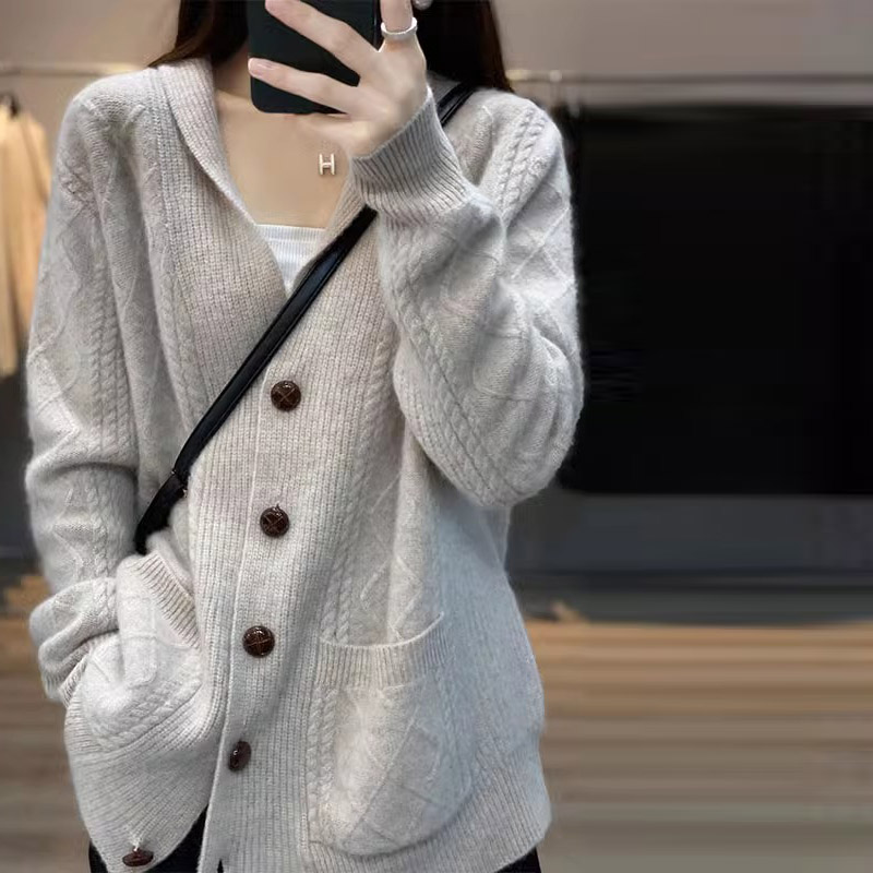 慵懶風寬鬆雙兜系扣扭花羊毛針織開衫-HaloBless