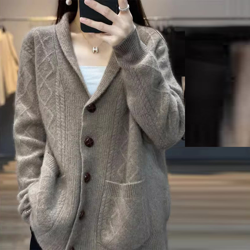 慵懶風寬鬆雙兜系扣扭花羊毛針織開衫-HaloBless