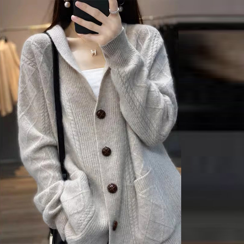 慵懶風寬鬆雙兜系扣扭花羊毛針織開衫-HaloBless