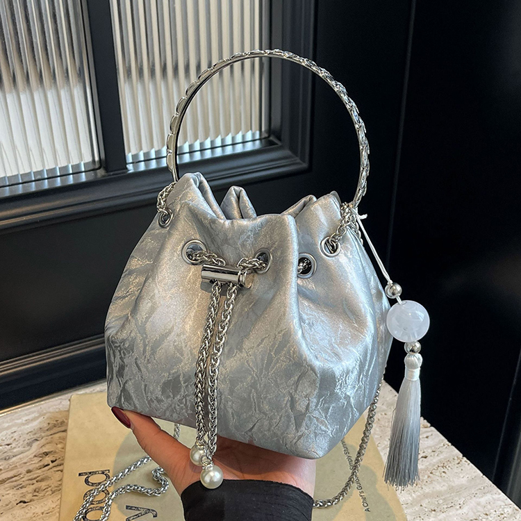 小眾設計鏈條斜背包手提水桶包-HaloBless