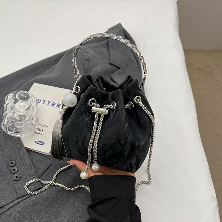 小眾設計鏈條斜背包手提水桶包-HaloBless