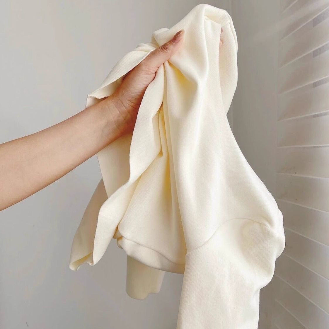 蕾絲邊帶胸墊德絨修身V領長袖打底衫