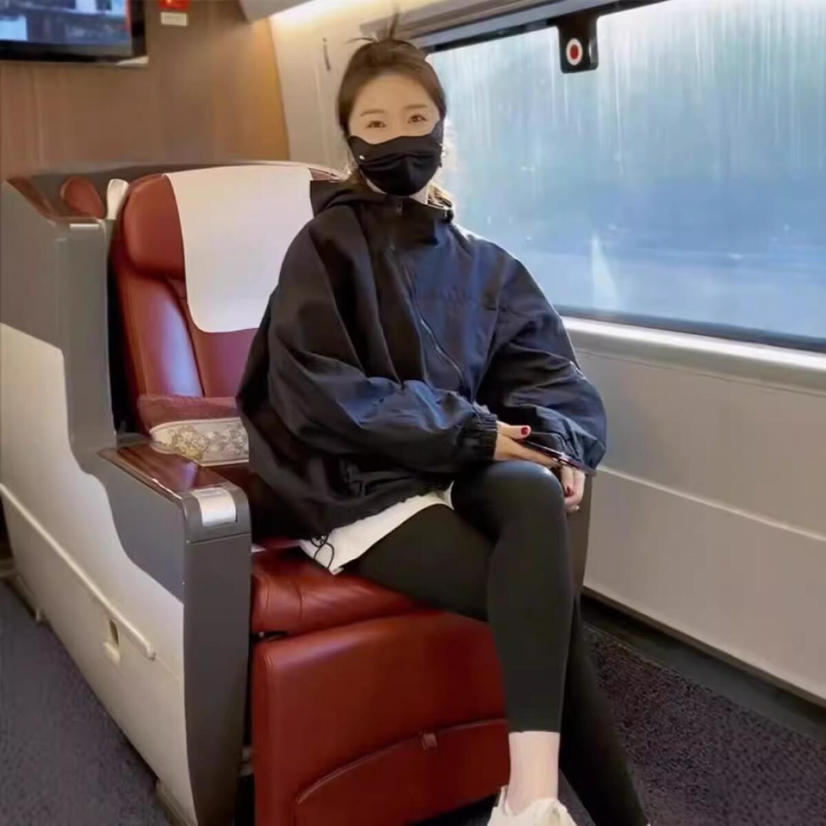 寬鬆連帽薄款透氣拉鏈不規則衝鋒衣外套-HaloBless