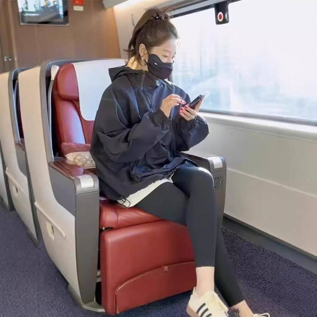 寬鬆連帽薄款透氣拉鏈不規則衝鋒衣外套-HaloBless