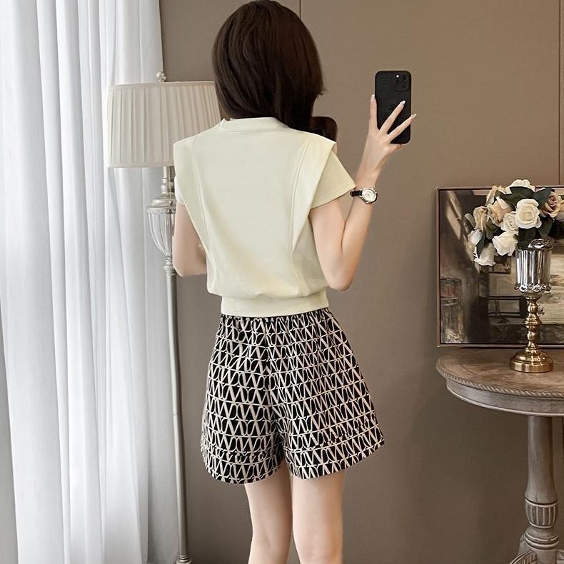 【單件/套裝】時尚顯瘦氣質設計感V領短袖+休閑短褲兩件套
