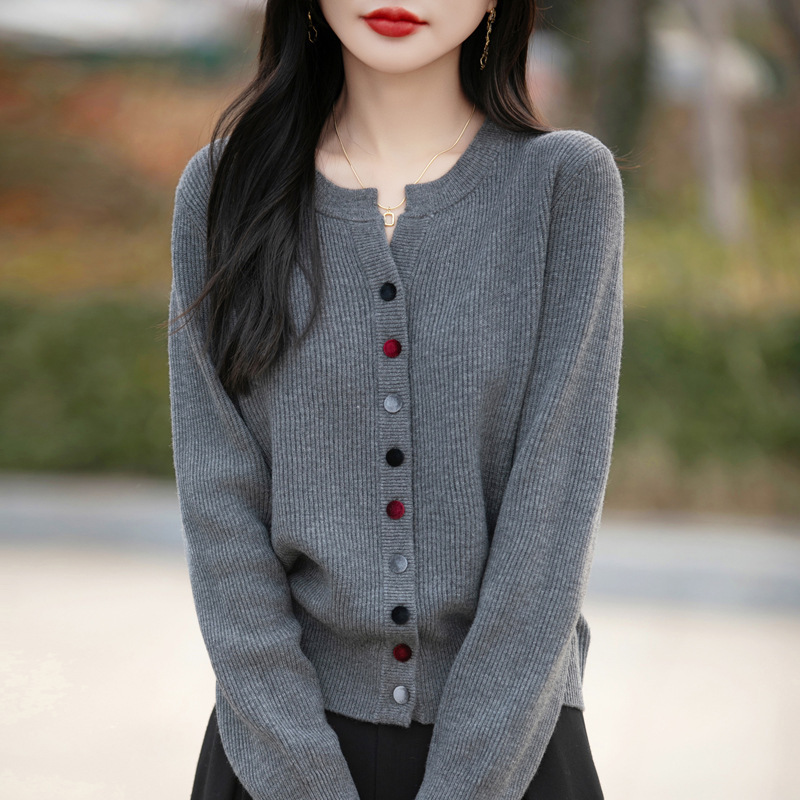 V領純色抽條彩扣寬鬆百搭針織開衫-HaloBless