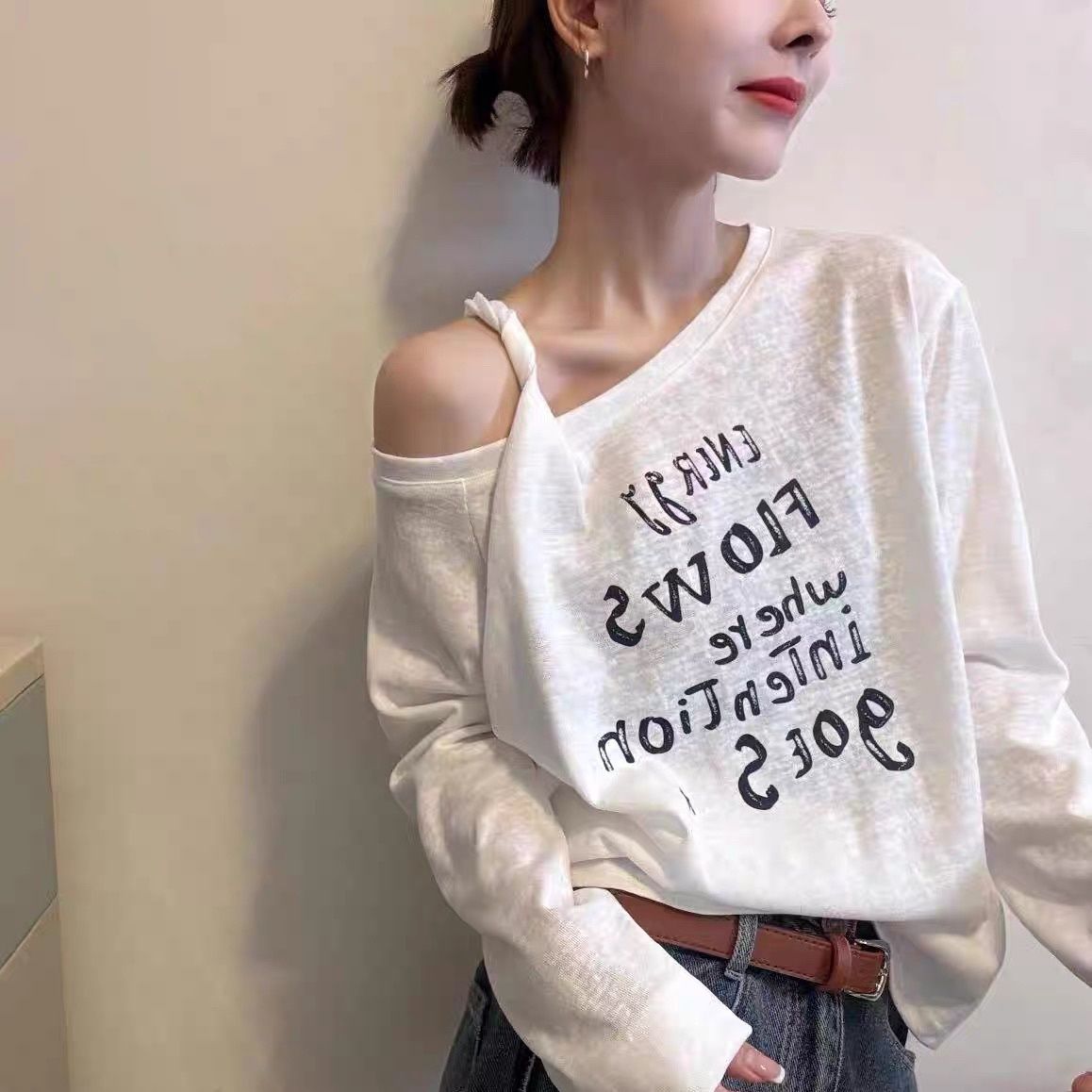 斜領露肩字母印花寬鬆遮肉大碼長袖T恤