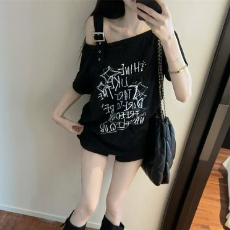 露肩設計韓版字母塗鴉印花斜肩短袖T恤