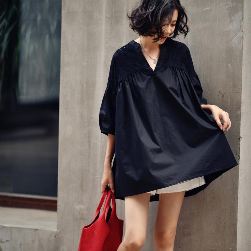 寬鬆顯瘦V領娃娃衫鏤空繡花拼接襯衫-HaloBless