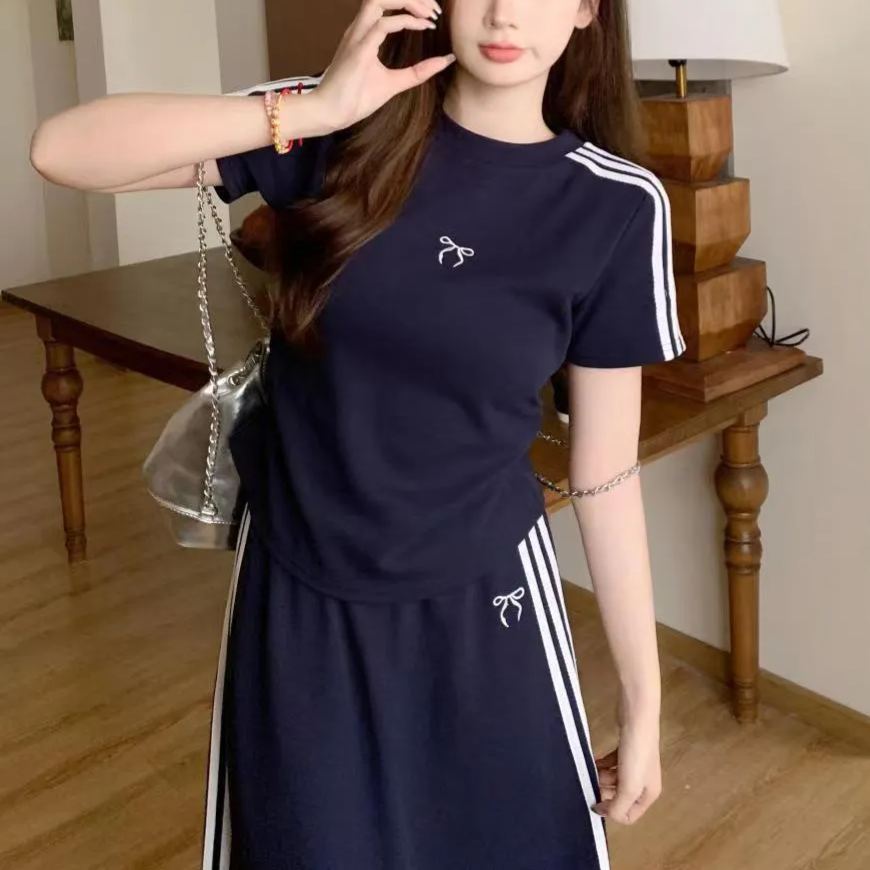 【套裝】慵懶風休閒時尚短袖t恤高腰A字裙運動風兩件套裝-HaloBless