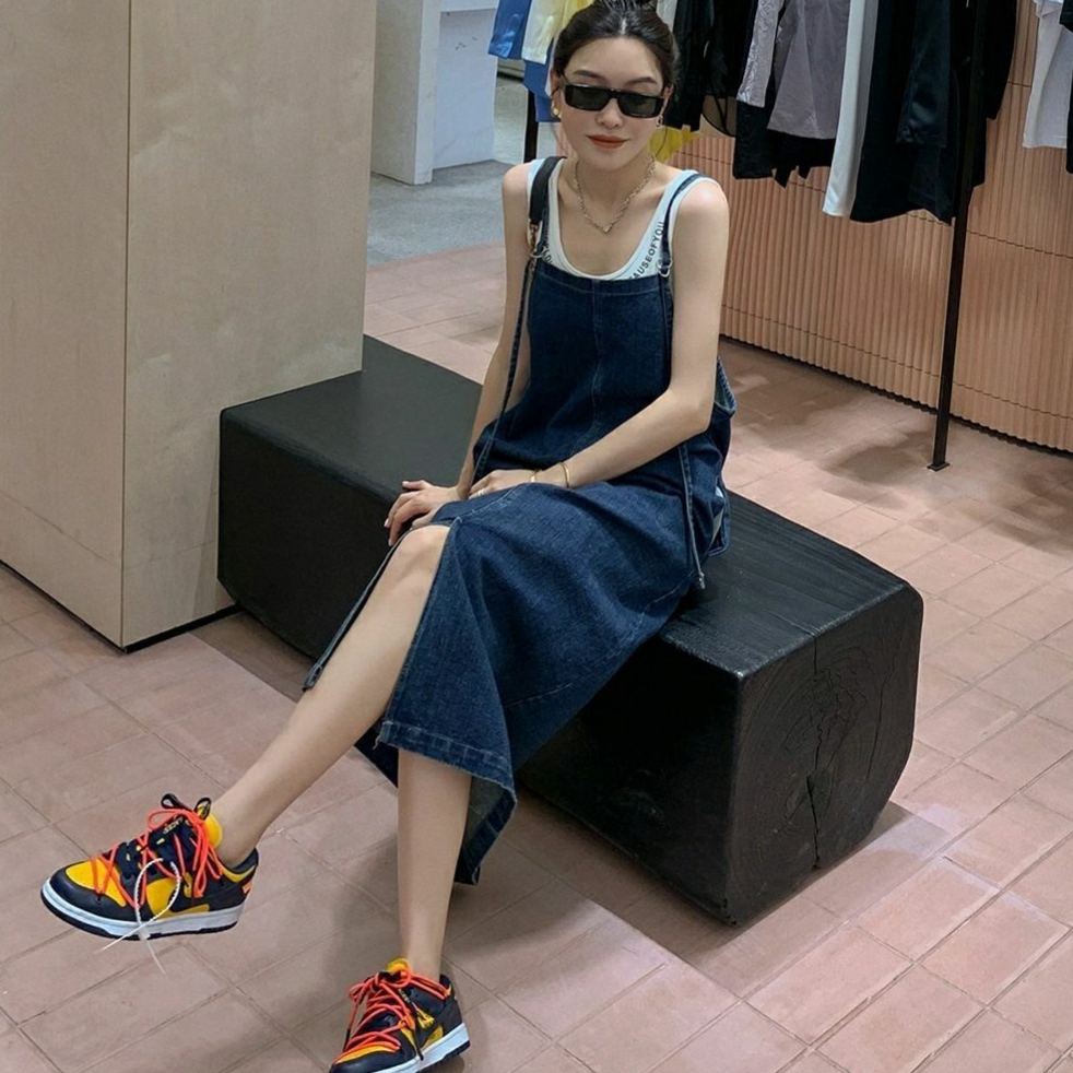 寬鬆減齡宽鬆型薄款開叉吊帶牛仔洋裝-HaloBless