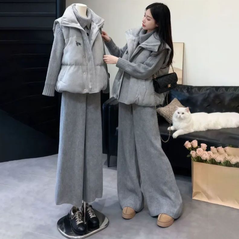 韓系溫柔風刺繡棉服馬甲+翻領開衫毛衣+灰色休閒闊腿褲