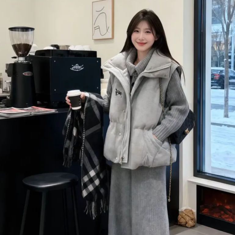 韓系溫柔風刺繡棉服馬甲+翻領開衫毛衣+灰色休閒闊腿褲