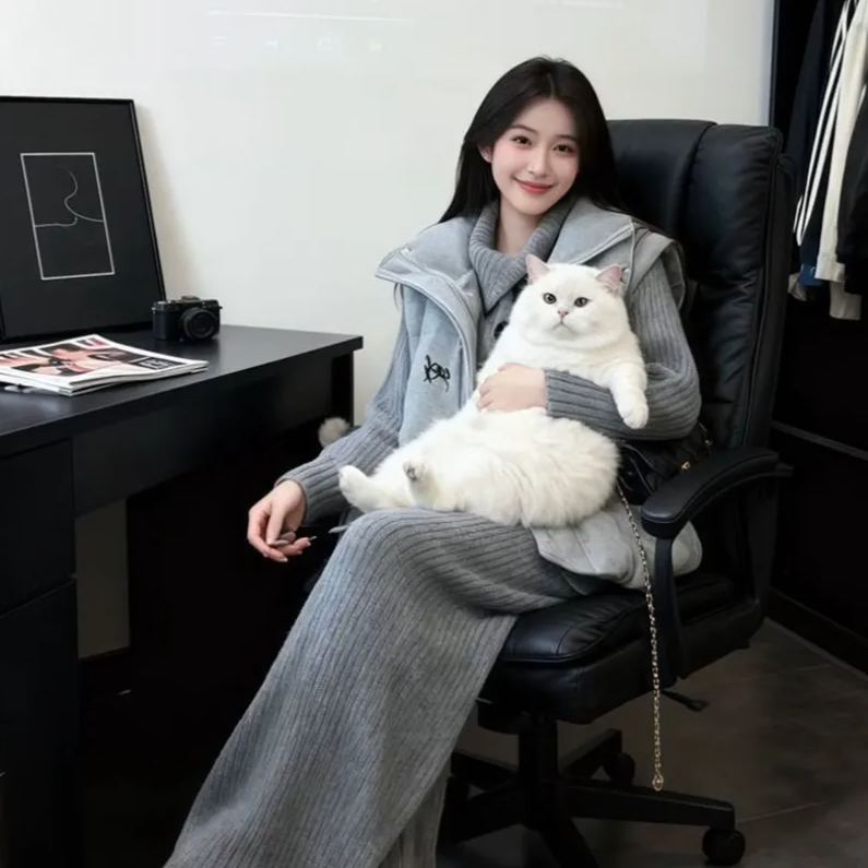 韓系溫柔風刺繡棉服馬甲+翻領開衫毛衣+灰色休閒闊腿褲