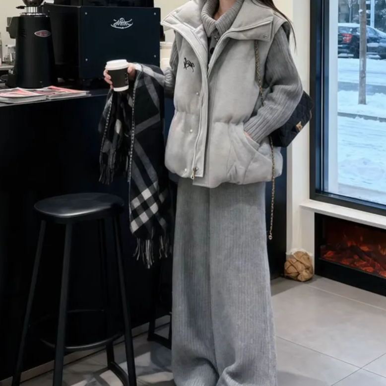 韓系溫柔風刺繡棉服馬甲+翻領開衫毛衣+灰色休閒闊腿褲