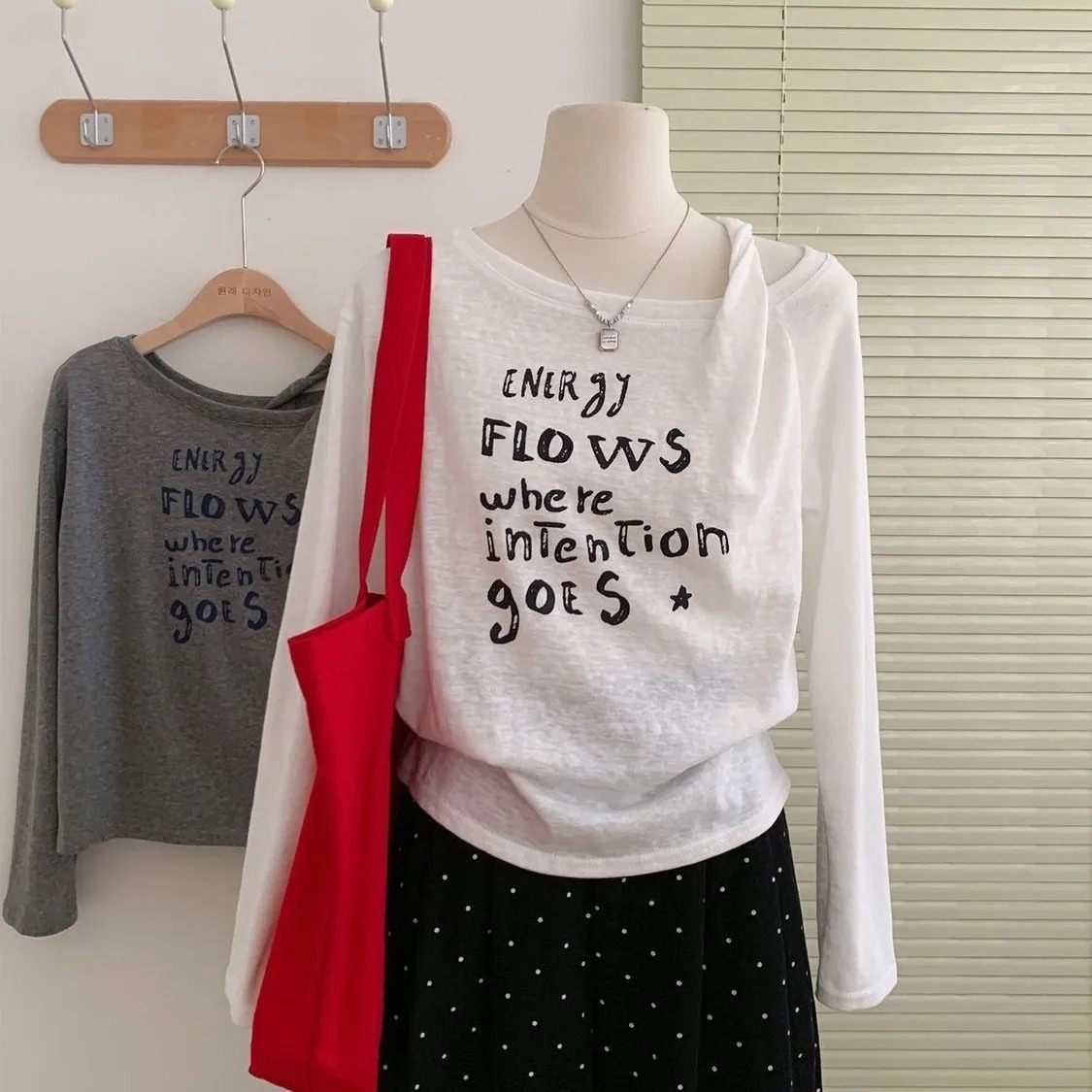 斜領露肩字母印花寬鬆遮肉大碼長袖T恤