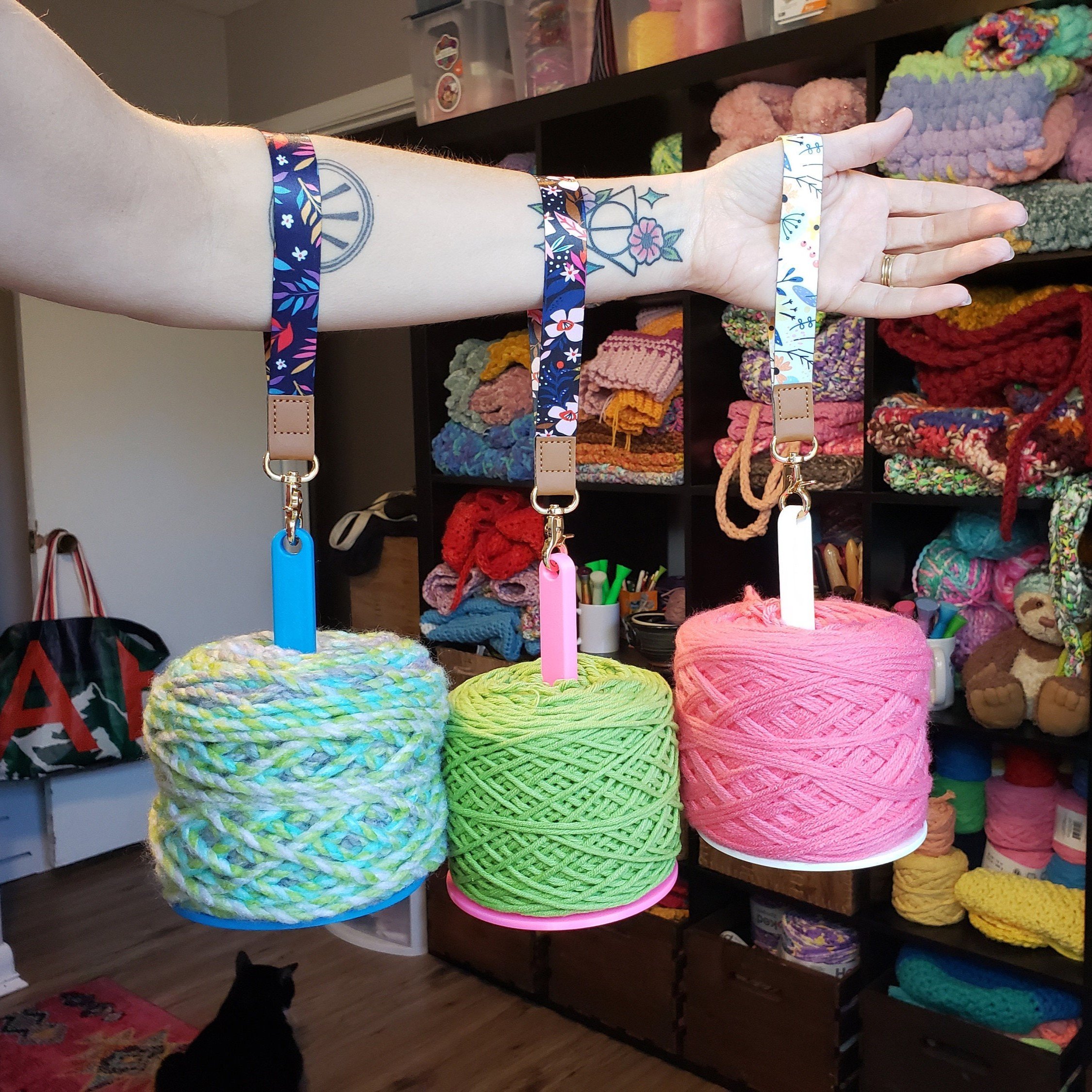 💐Portable Wrist Yarn Holder, Travel Wrist Hanging Yarn Dispenser, Gift for Crocheter