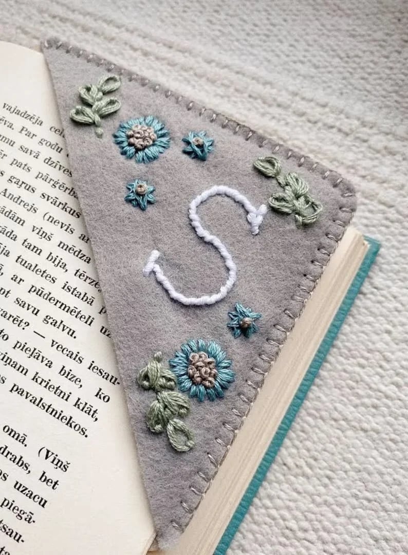 🎁Personalized Hand Embroidered Corner Bookmark