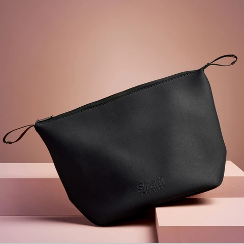 The neoprene bag effortlessly holds Shark FlexStyle® and all its accessories, and features snap button loops for easy carrying and storage.