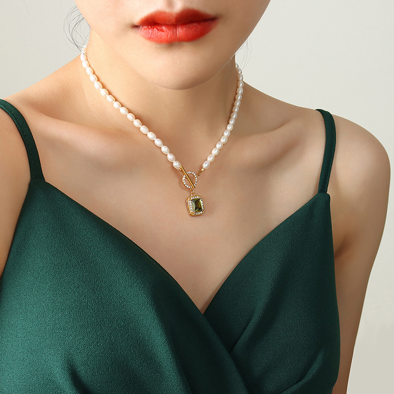 Fashionable and Colorless Freshwater Pearl Collar Chain Set with Zircon Pendant, Titanium Steel Plated 18K Gold OT Buckle Necklace
